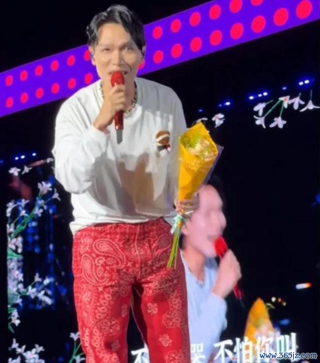 杨宗纬祈求老妈别看热搜 舞台不测牵动东说念主心