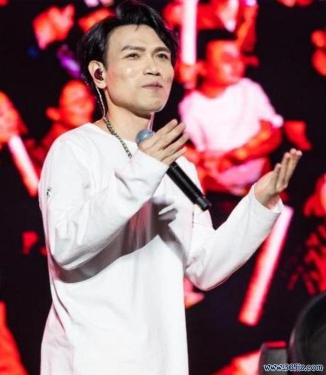 杨宗纬祈求老妈别看热搜 舞台不测牵动东说念主心