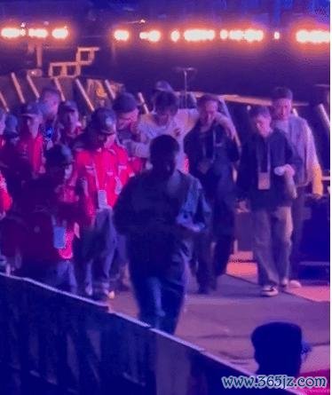 杨宗纬祈求老妈别看热搜 舞台不测牵动东说念主心
